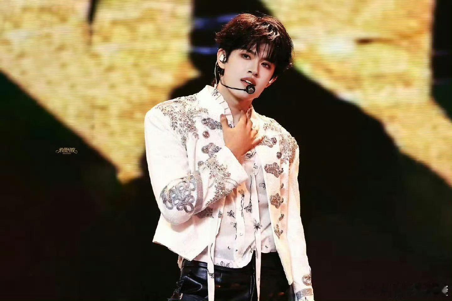 张极举饭撒牌要飞吻反向举饭撒牌要飞吻，接地气的可爱展露无遗。这般温柔互动，大家都