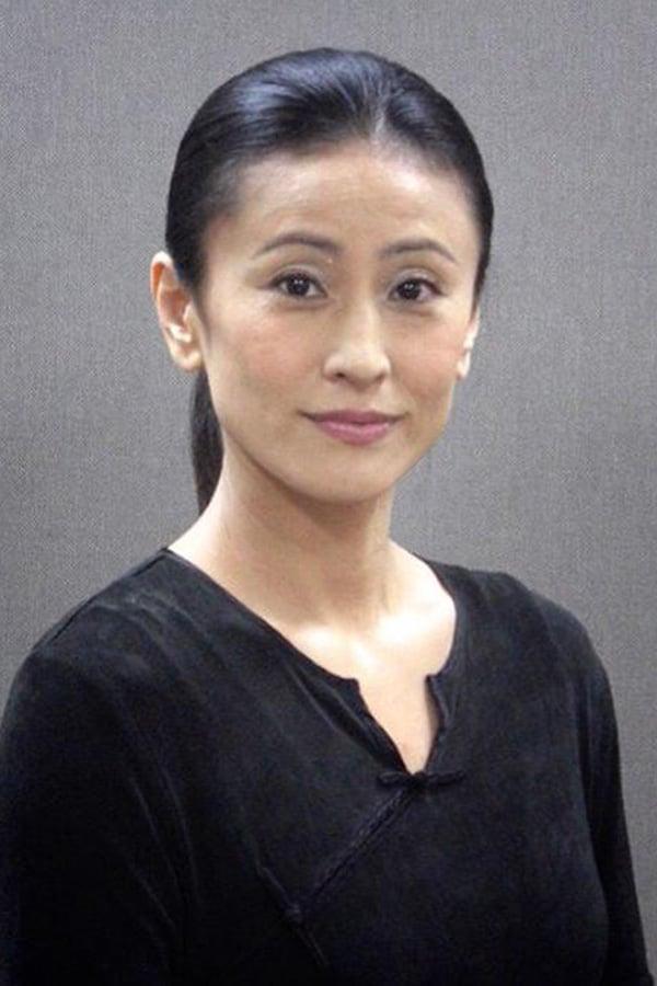 这位日本女演员曾经在香港拍过很多部经典动作电影，她在13岁学习刚柔流空手道。16
