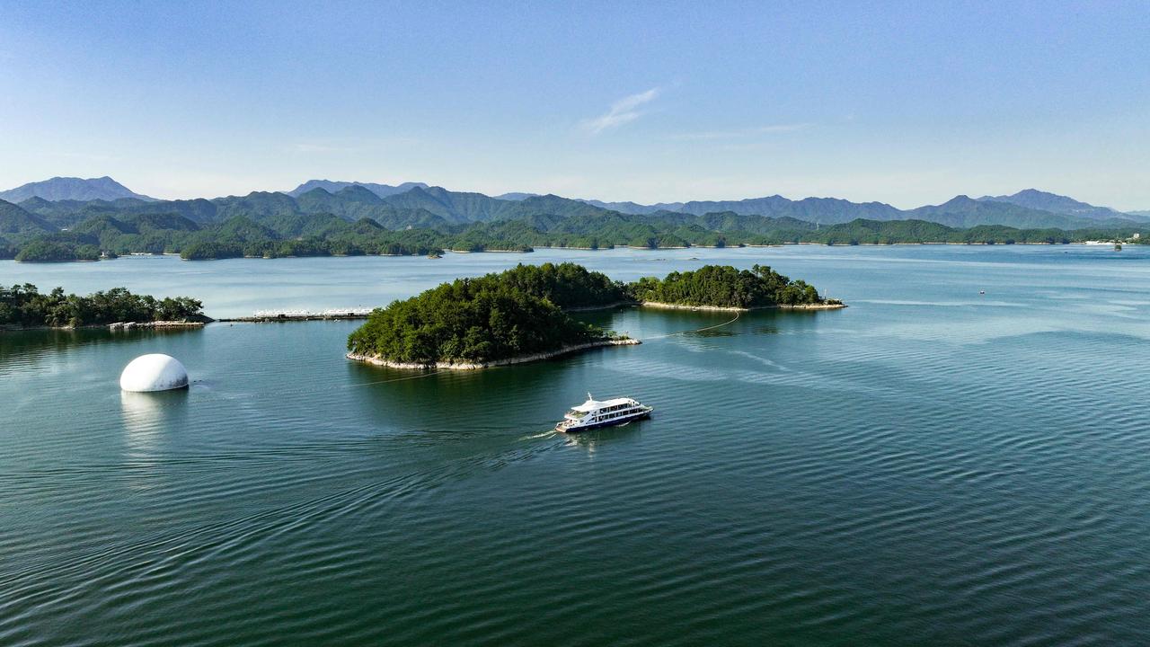 秋天适合向内安顿自我～
坐索道登上梅峰，看千岛散落碧水之间，写下属于你的秋日记；