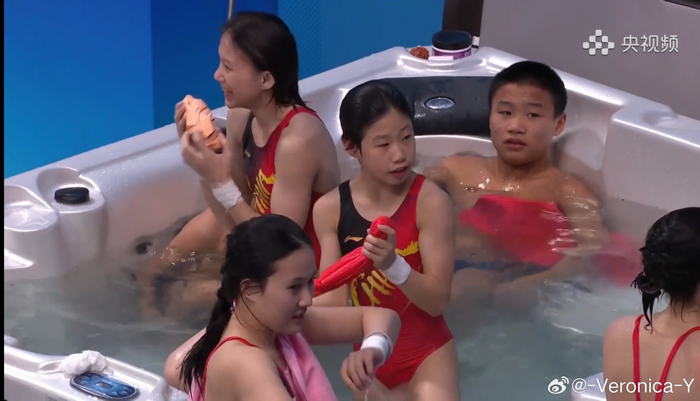 哈哈哈这么多人一起泡澡[笑cry]这是越洗越干净还是“越洗越脏”[允悲] ​​​