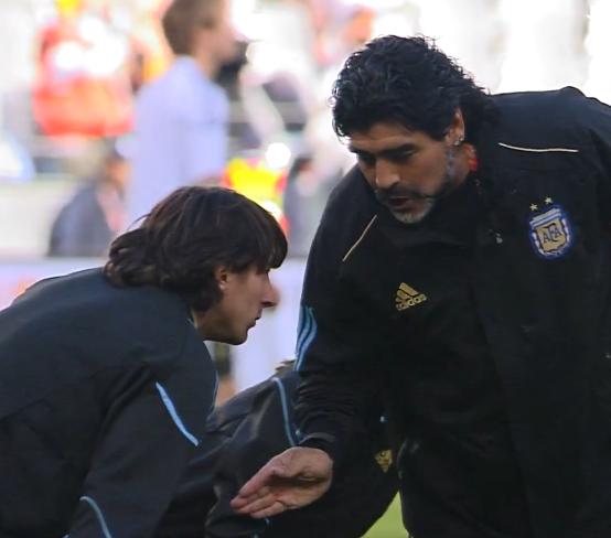 马拉多纳执教阿根廷期间指点梅西，当年的梅西还一脸稚气。可惜两代球王的合作，最后成