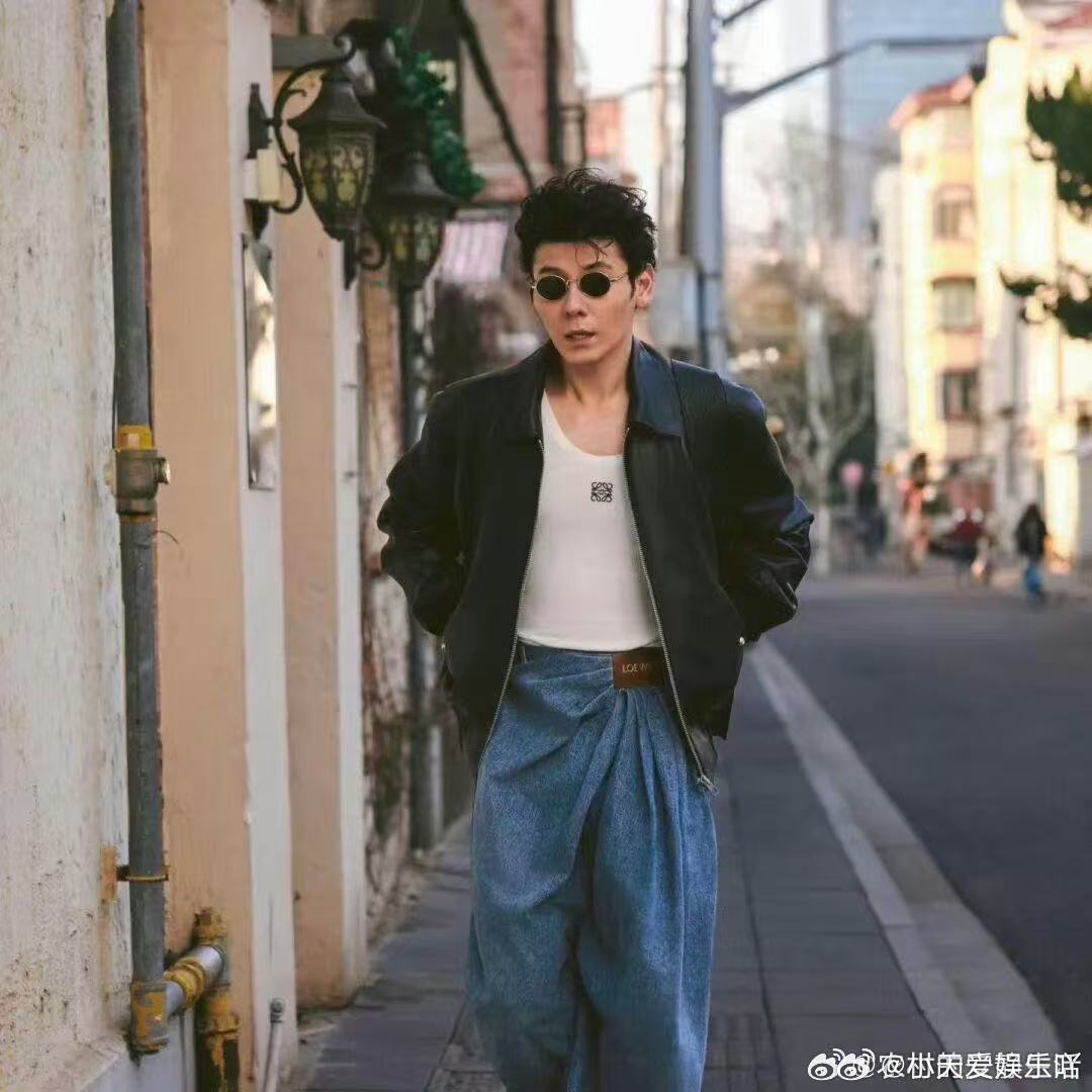 蒋奇明和外国小孩处挺好 谁懂网友那句想当蒋奇明女儿的梗，真的一点不夸张。面对外国