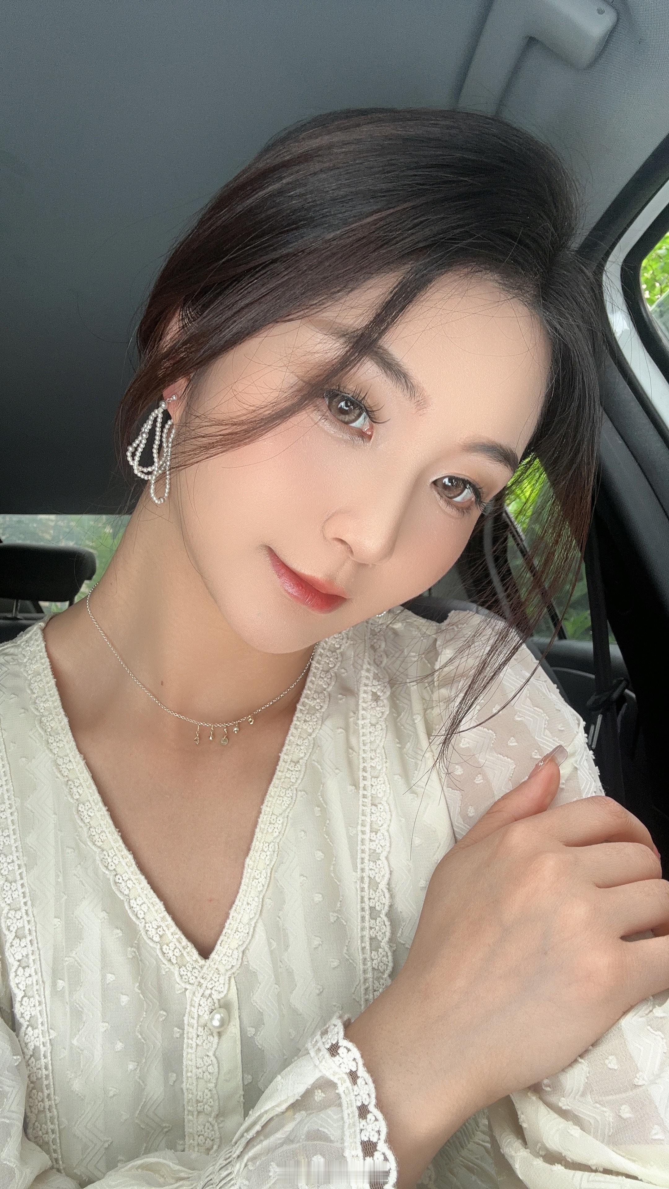 风后面是风，天空上面是天空，道路前面还是道路。——海子《四姐妹》 ​​​