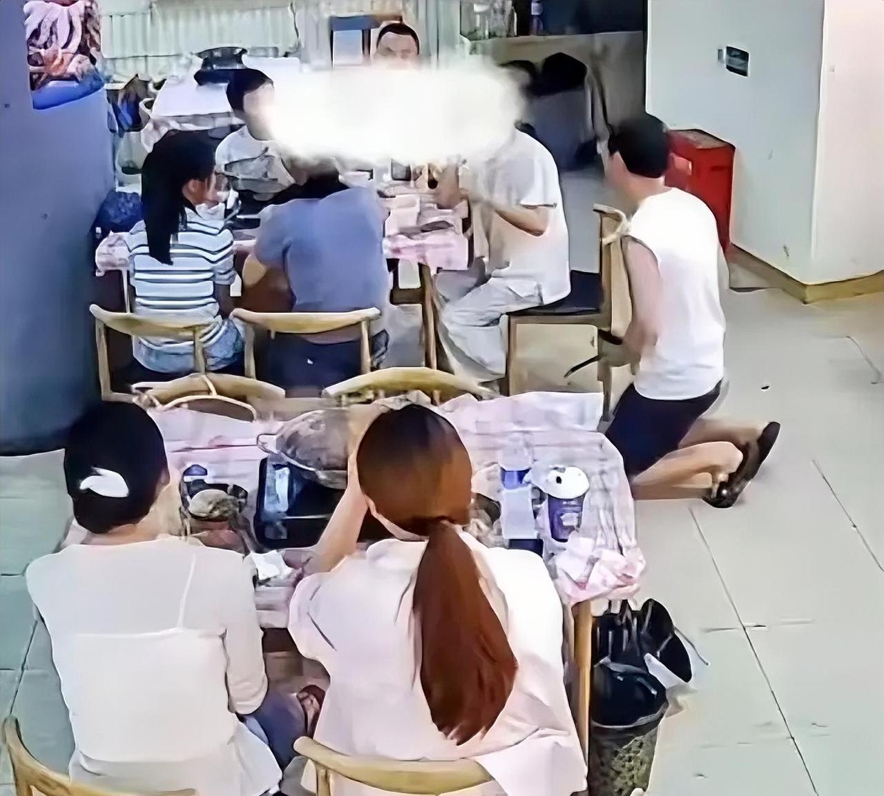 武汉一火锅店老板，当着满店客人，扑通跪下了。不是求饶，不是促销，而是求一桌聪明人