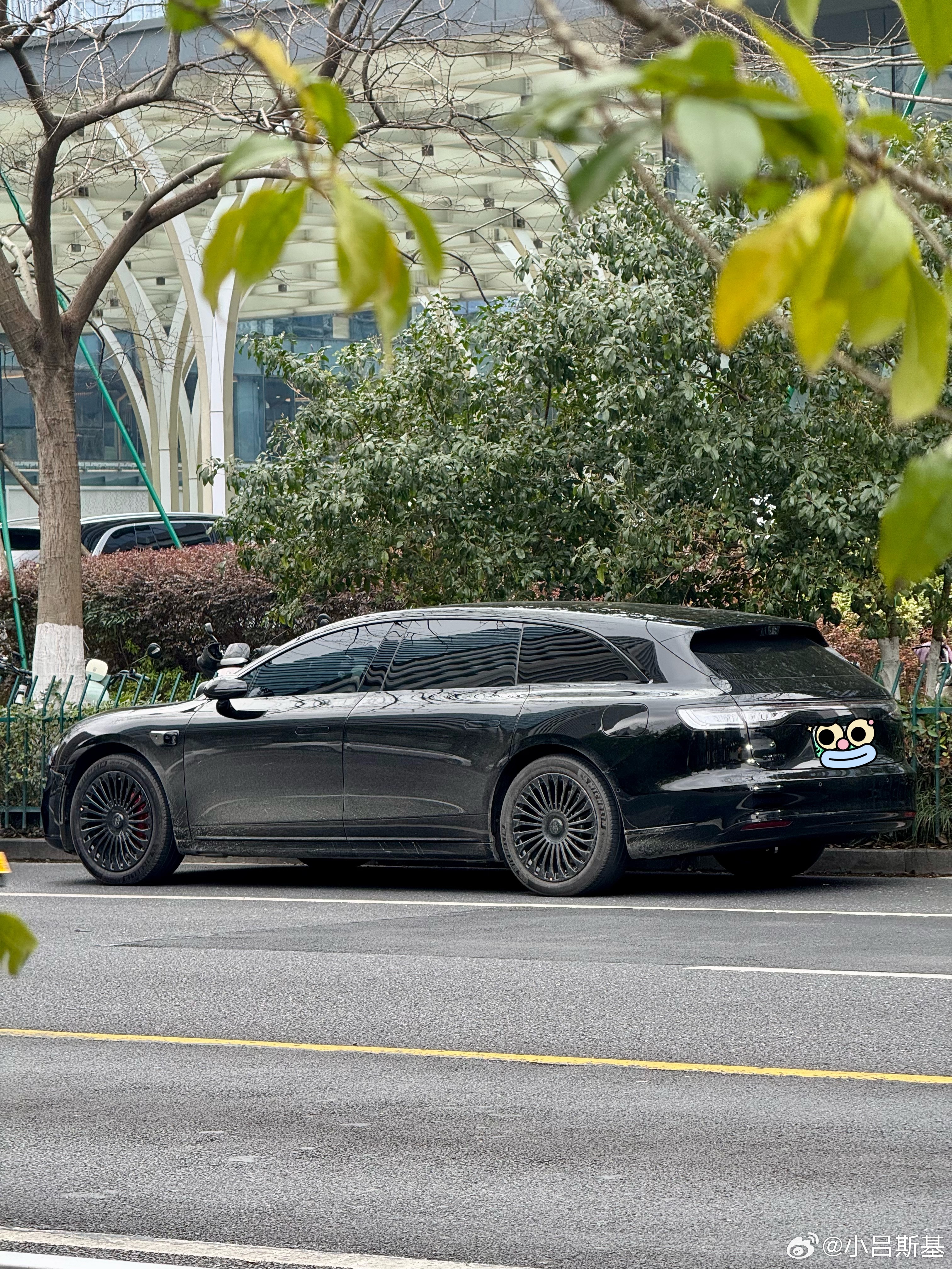 路边偶遇享界S9T，大尺寸旅行车修长的线条看着是真优雅啊！ 