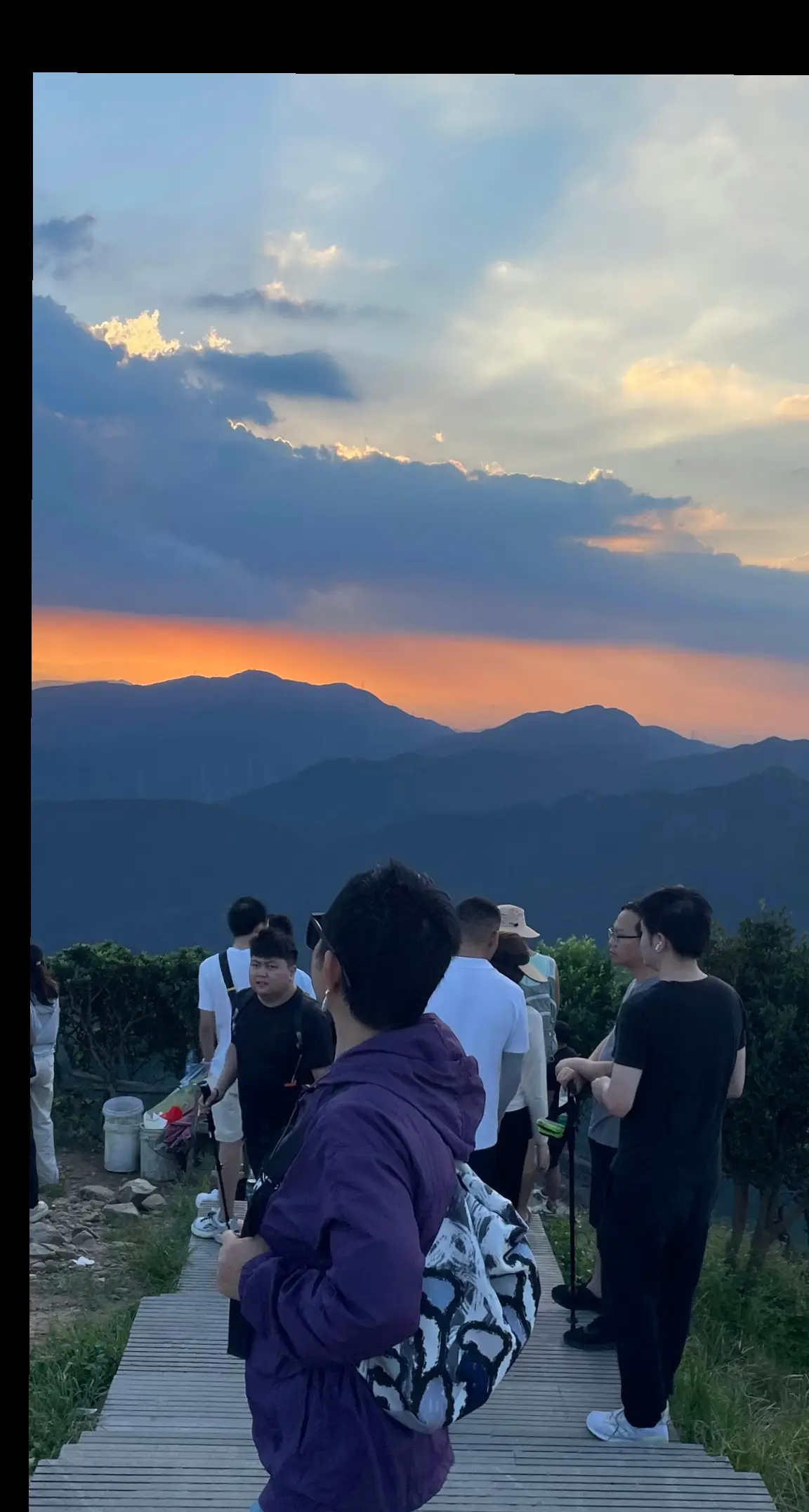 岁月不及念 一晃又一秋。有人在见，有人再也不见 这世间总是事事值得，事...