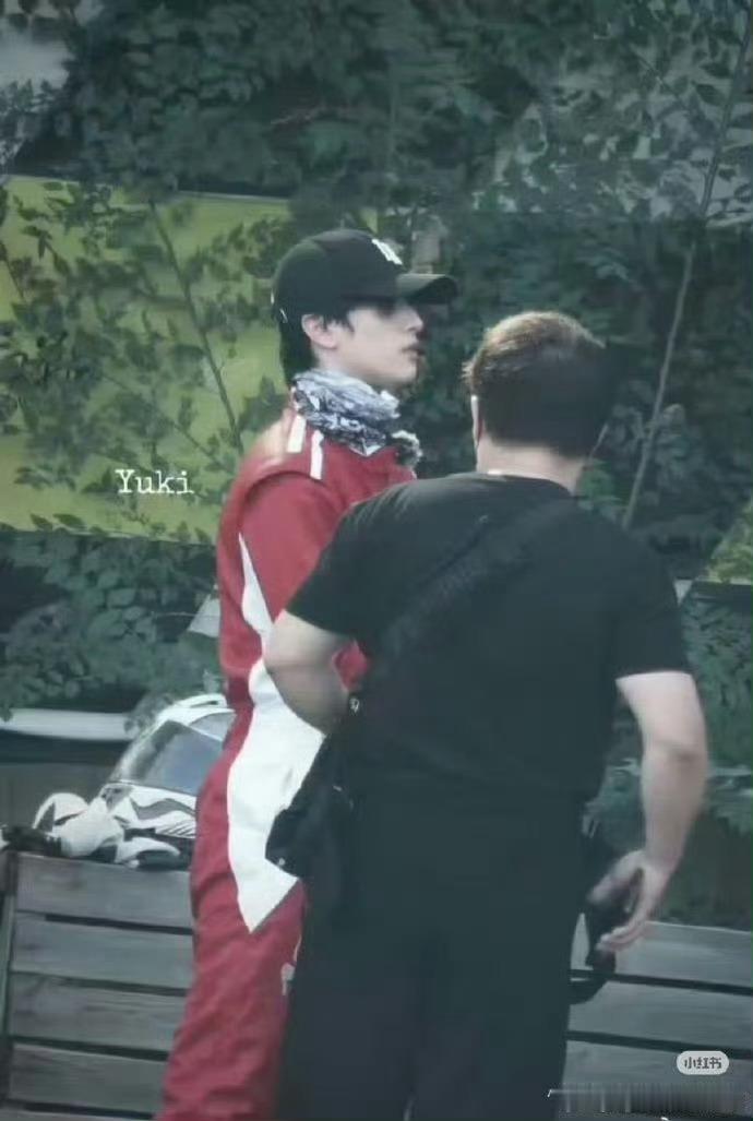 严浩翔团综卡丁车路透严浩翔团综赛车服路透严浩翔团综卡丁车路透，帅，[嘻嘻][嘻嘻