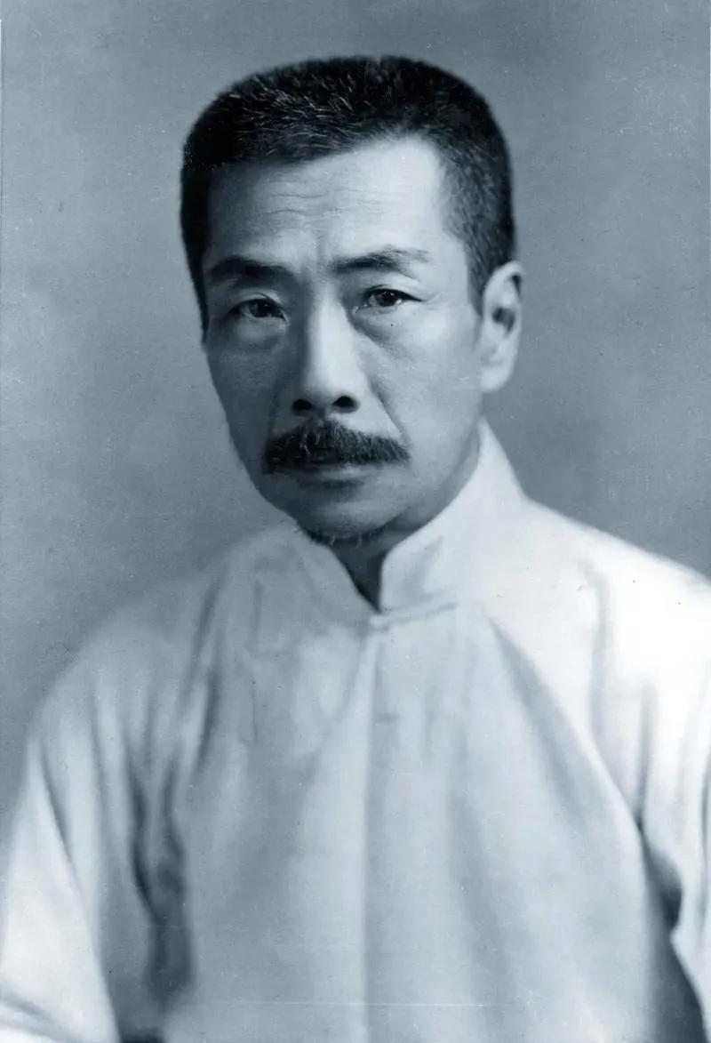 1919年，鲁迅花3000大洋在北京买了四合院，将弟弟一家接过来同住。谁料，有一