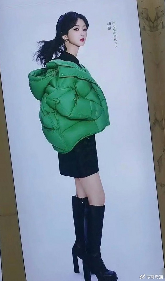 杨紫的羽绒服代言图，总能带来新惊喜，让人眼前一亮。 