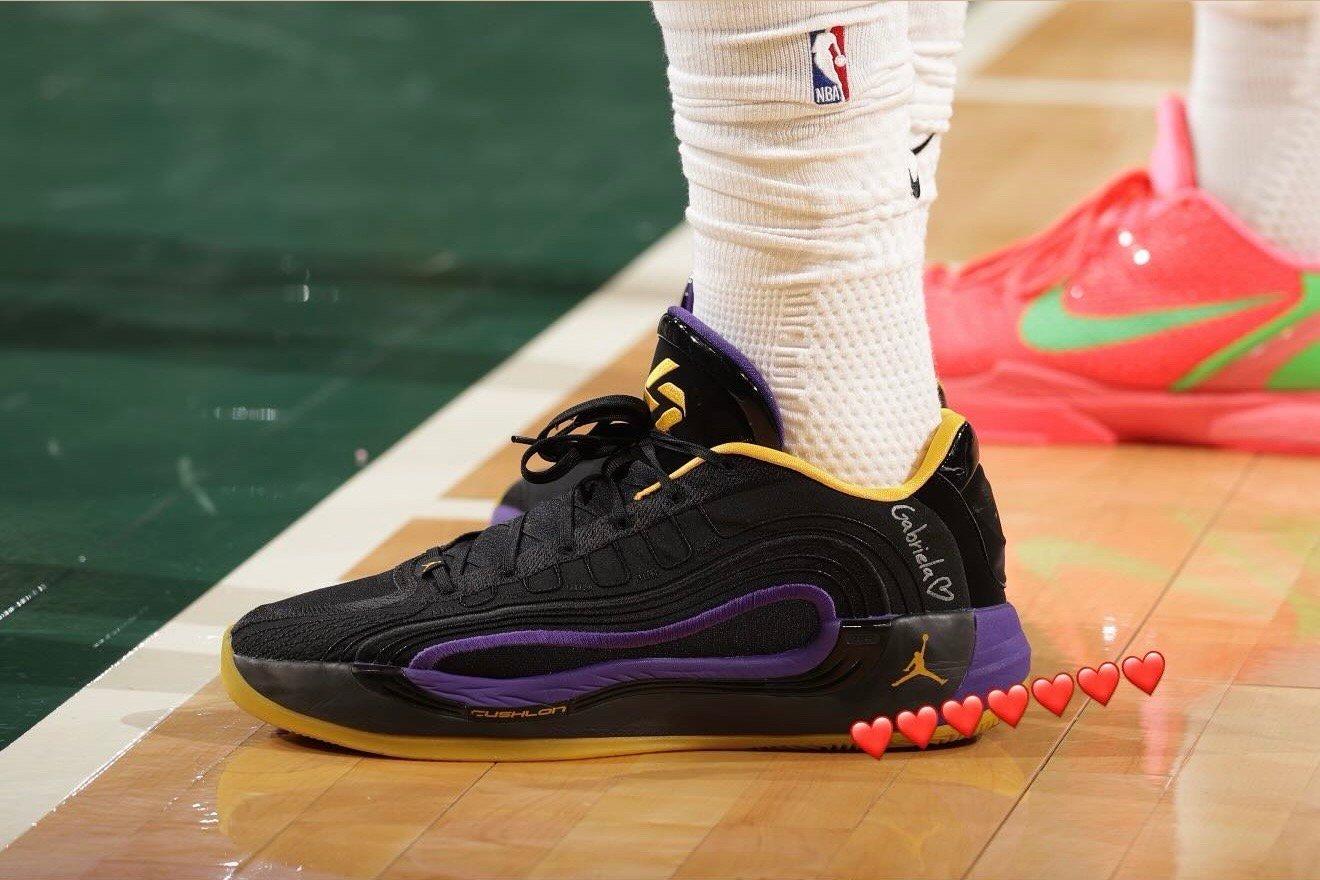 暴风营业🈺看来对自己最近的上班OOTD非常满意