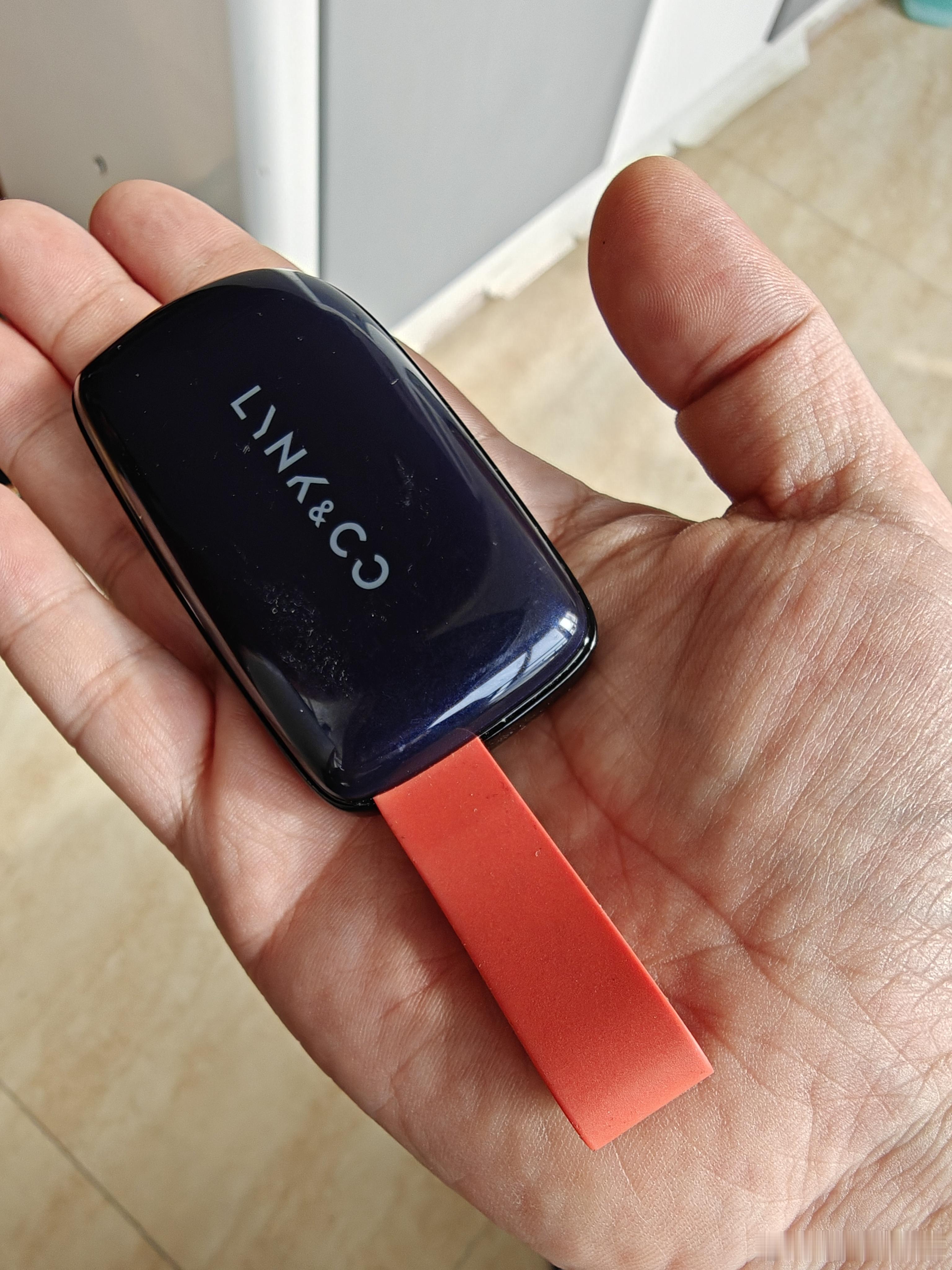 我之前以为领克新版钥匙挂绳颜色和车身色一致，实际上并不是另外给你们看下我爷爷的作