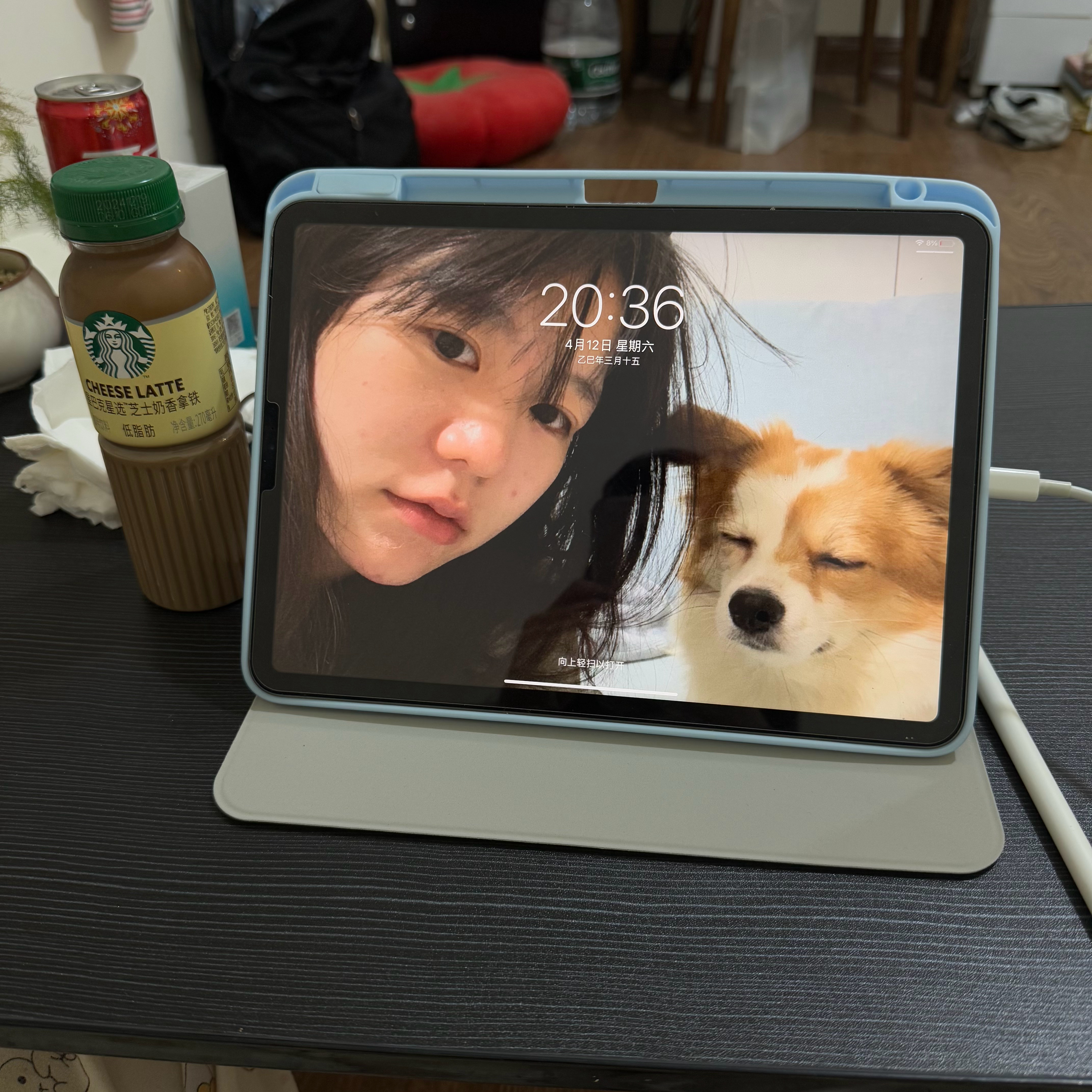 小iPad我好想你。你在家好吗。好久没拿你画画了。今晚让我们画什么好呢？ ​​​