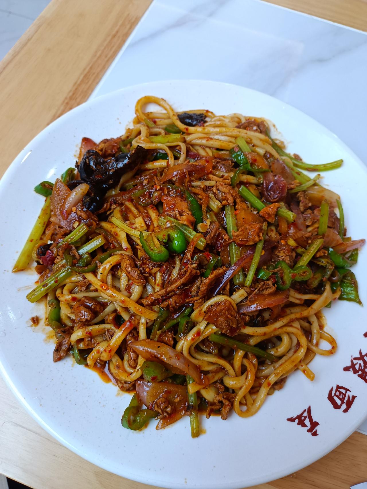 只要勤劳，又会做生意，生意肯定会越来越红火的，这是以前做鸡蛋灌饼的，原来只是一个