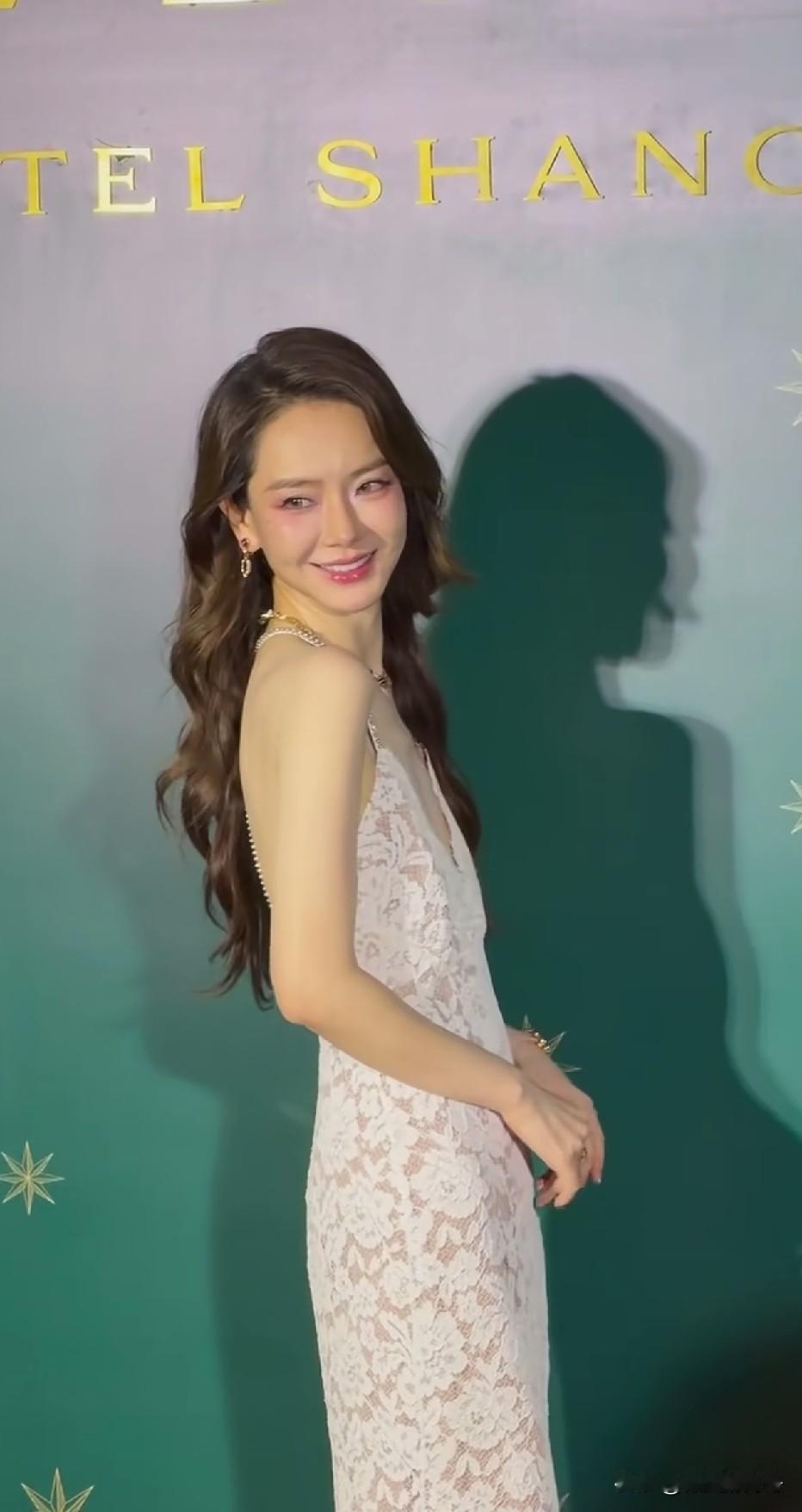 戚薇:在呢在呢！
网友:在哪呢？？
理解李承铉，同情李承铉。
戚薇