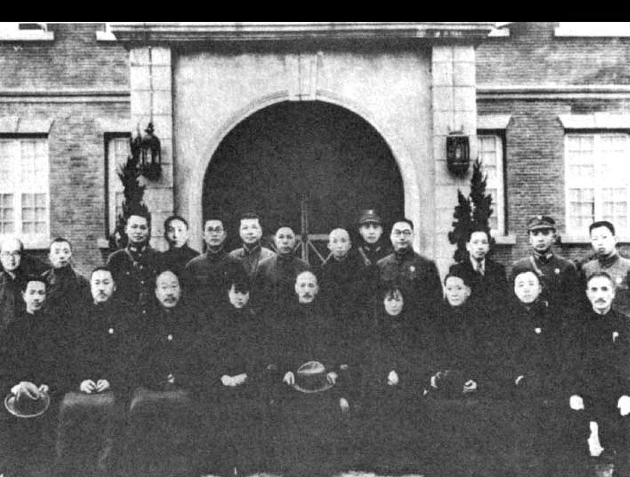 1936年12月12日，张学良、杨虎城在西安华清池发动兵谏，扣留蒋介石，要求停止