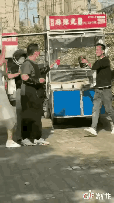 底层的“卷”，已经不能“严重”或者“非常严重”来形容了。
当底层为了在生存竞争中