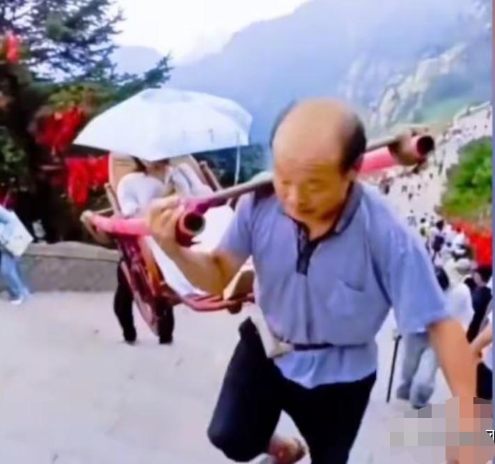轿夫的艰辛不容易