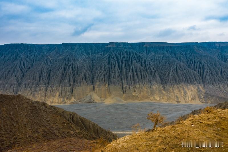 克拉玛依，这地方美得简直要逆天！
独山子大峡谷那独特的地貌，沟壑层叠，与蓝天白云