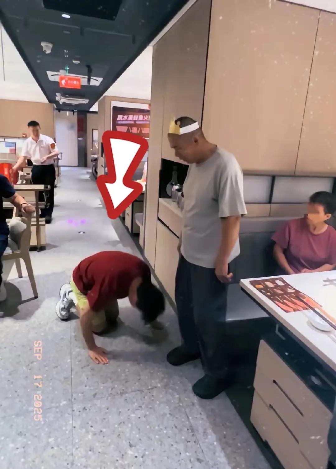 上海，一安徽小伙子在饭店为父亲庆生，当着所有人的面给父亲磕了头

 一位陌生人好