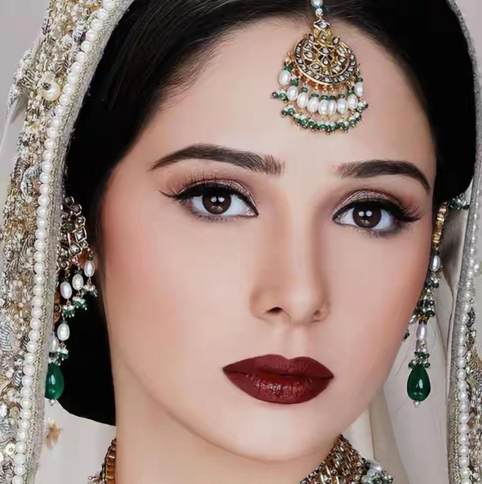 她往行李箱里塞了十几包消毒湿巾，又装了一沓一次性马桶垫。

临出门，妈妈还在念叨