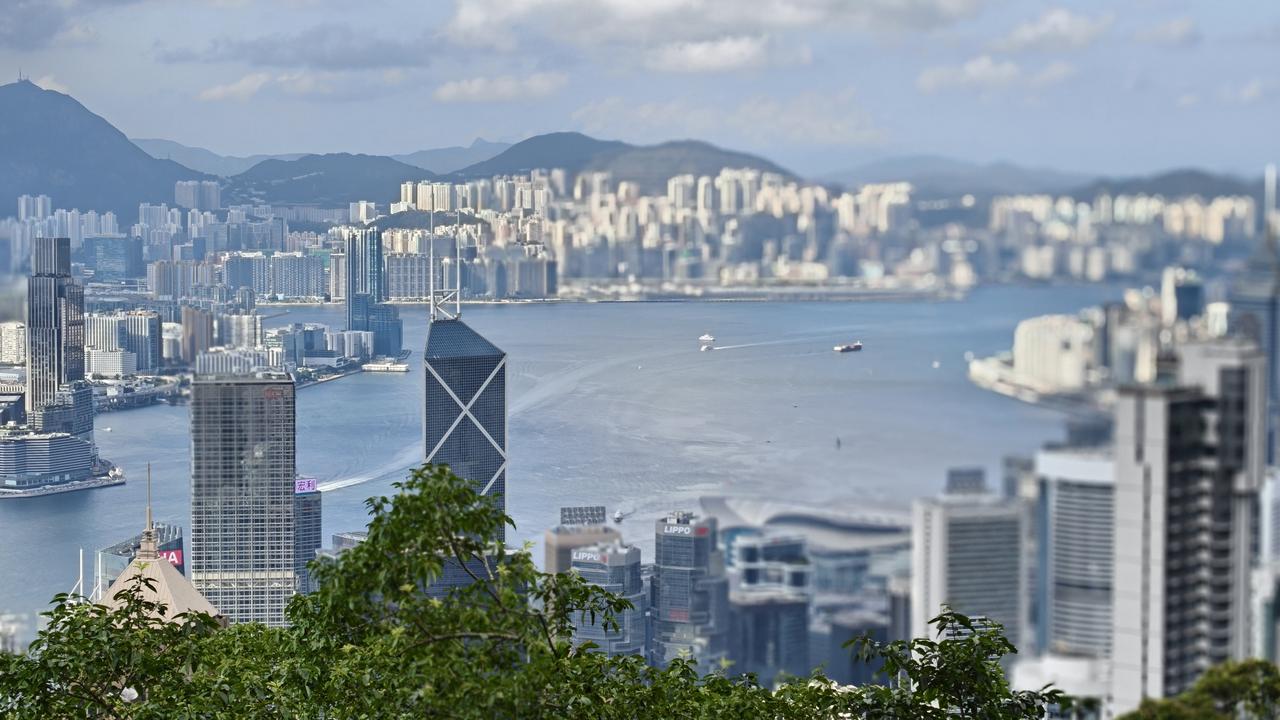 父亲节在香港登高望远

   第1次在香港过父亲节，恰逢儿子成婚，心情大好。外出