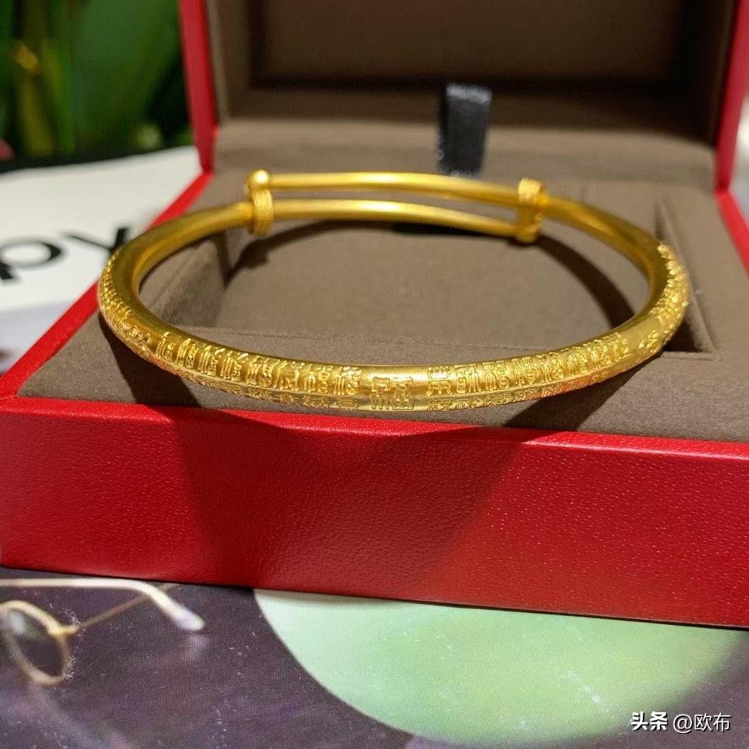 金价又跌了，普通人可以入手了吗？
闺蜜一大早就兴奋的发消息说快看看，金价又跌了，