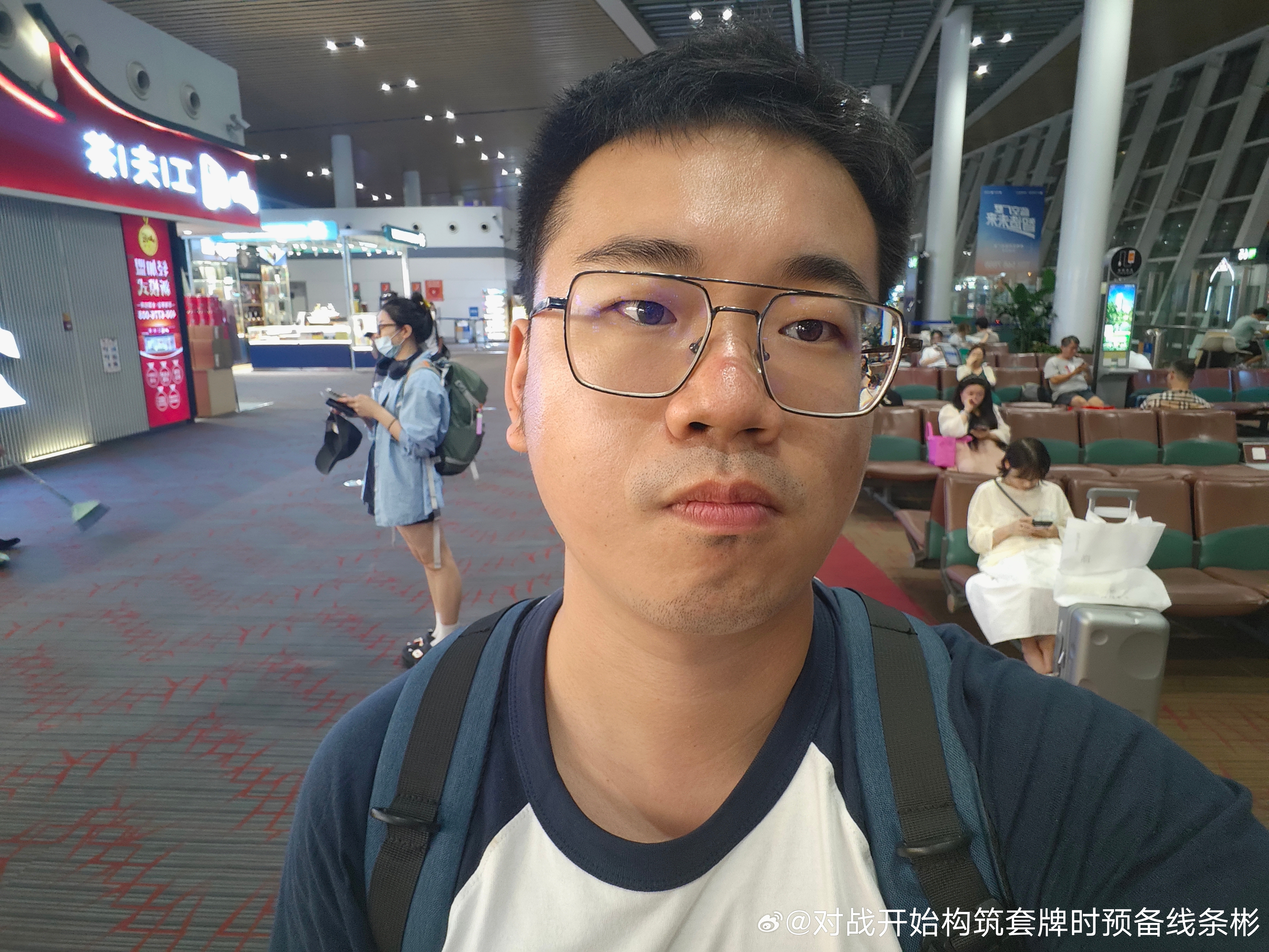 下完班，要去外地接学生，饥寒交迫的我本人😅  ​​​