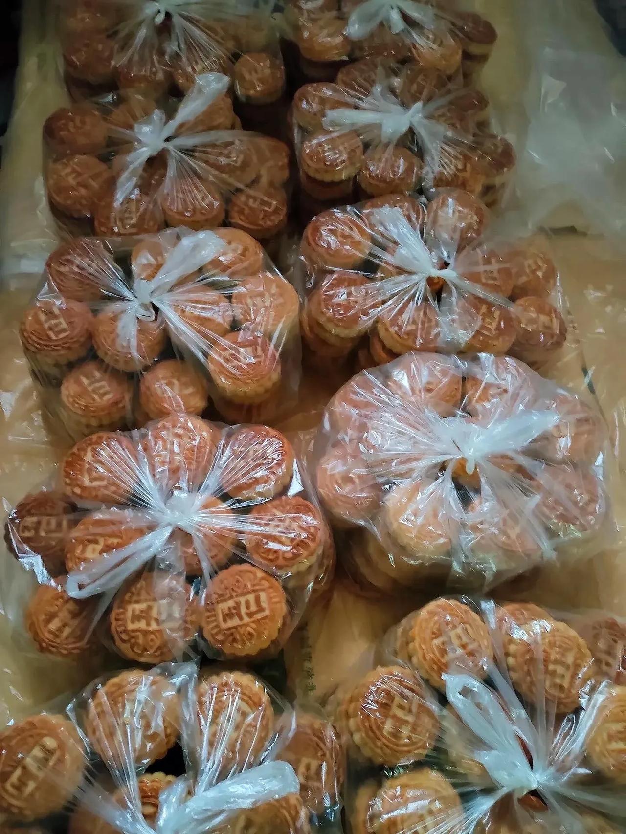 公司发的月饼，一人一袋，都不许多拿啊
不知道的以为，这是要一天吃完