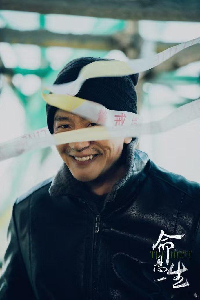 黄轩李庚希倚门吐烟好多故事  烟雾袅袅，情感交织。黄轩和李庚希的对立，是命运的安