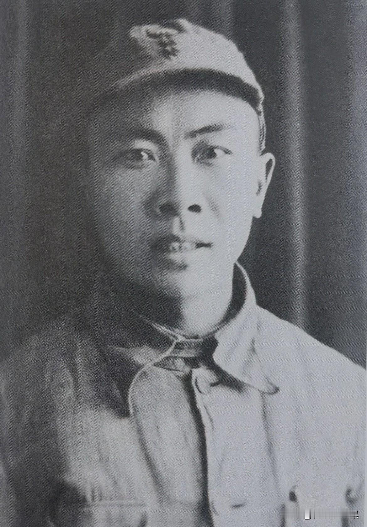 1939年12月，任八路军鲁西军区政治部主任的曾思玉的老照片。这年9月，曾思玉奉