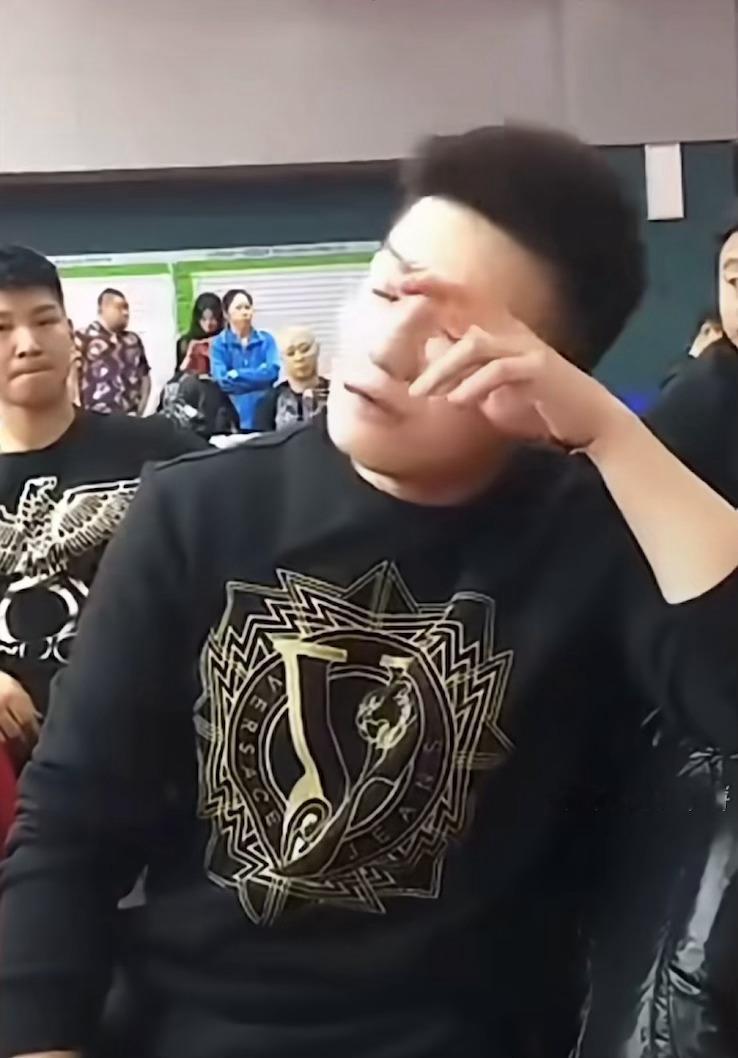 喝酒喝得晕乎乎的小猪宝 