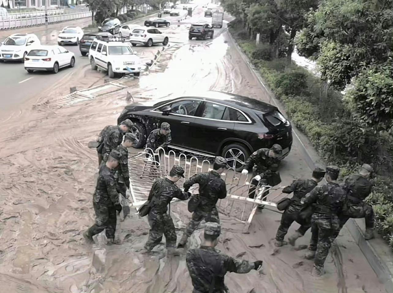 #有子弟兵在就有满满安全感#以后再遇到有人问军人为什么优先，那就把照片拿给他看。