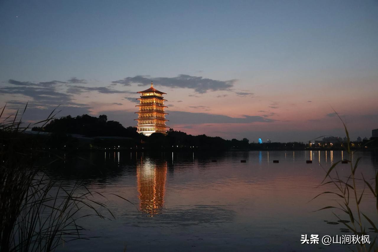 我新发布的内容被官方推荐啦！
晚霞烧起来的时候，长安塔成了最安静的容器。

西天