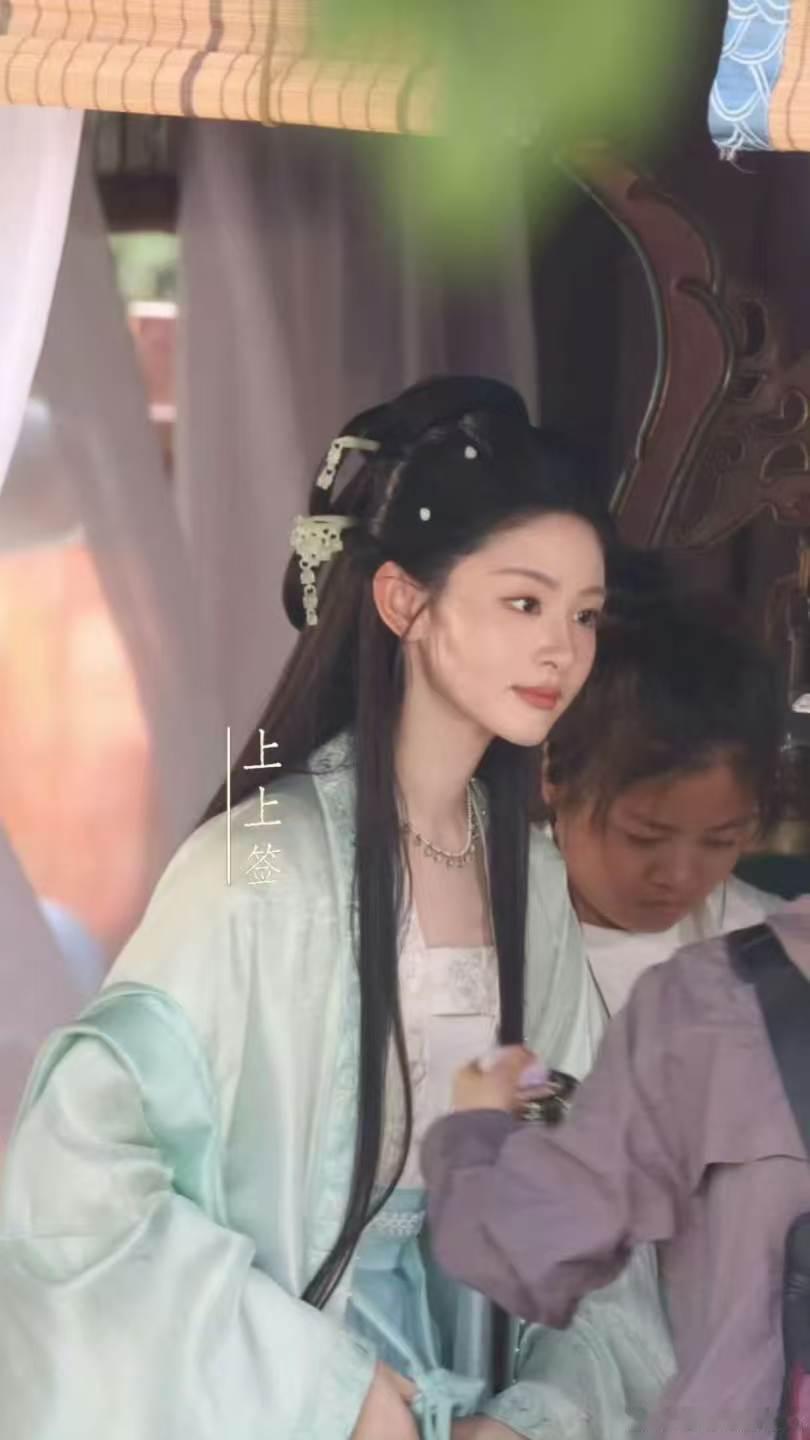 赵晴新造型美成啥样了赵晴又惊艳到我了 赵晴驾驭浅色系古装得心应手，《听银》新造型
