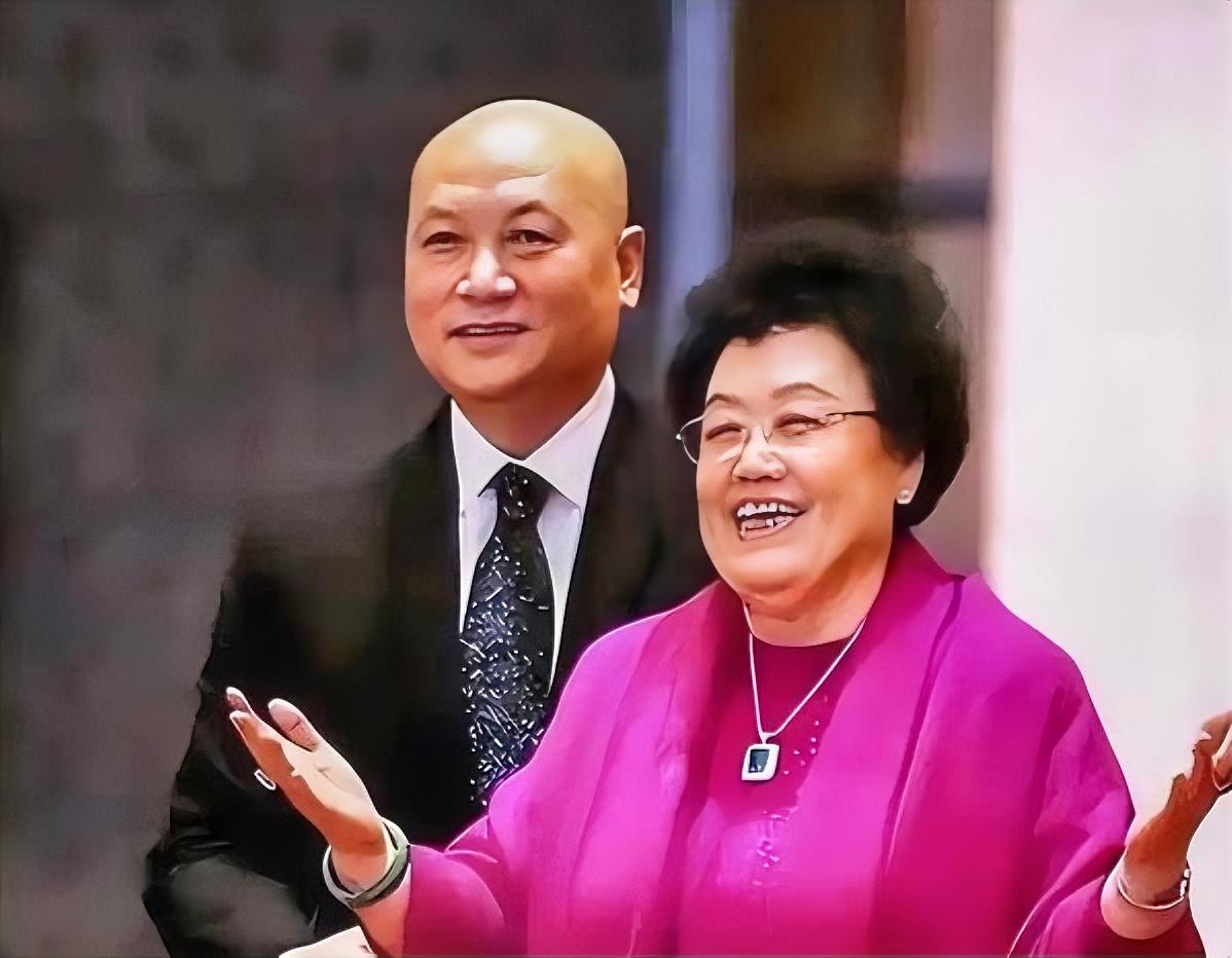 迟重瑞曾聊起家中规矩，夫人陈丽华是满族，家风严谨。

全家每日聚餐，长辈未动筷，