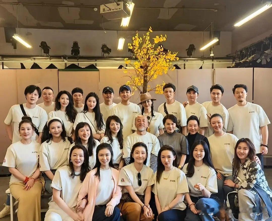 刘亦菲同学大聚会，别人都老了，只有她像吃了防腐剂一样 