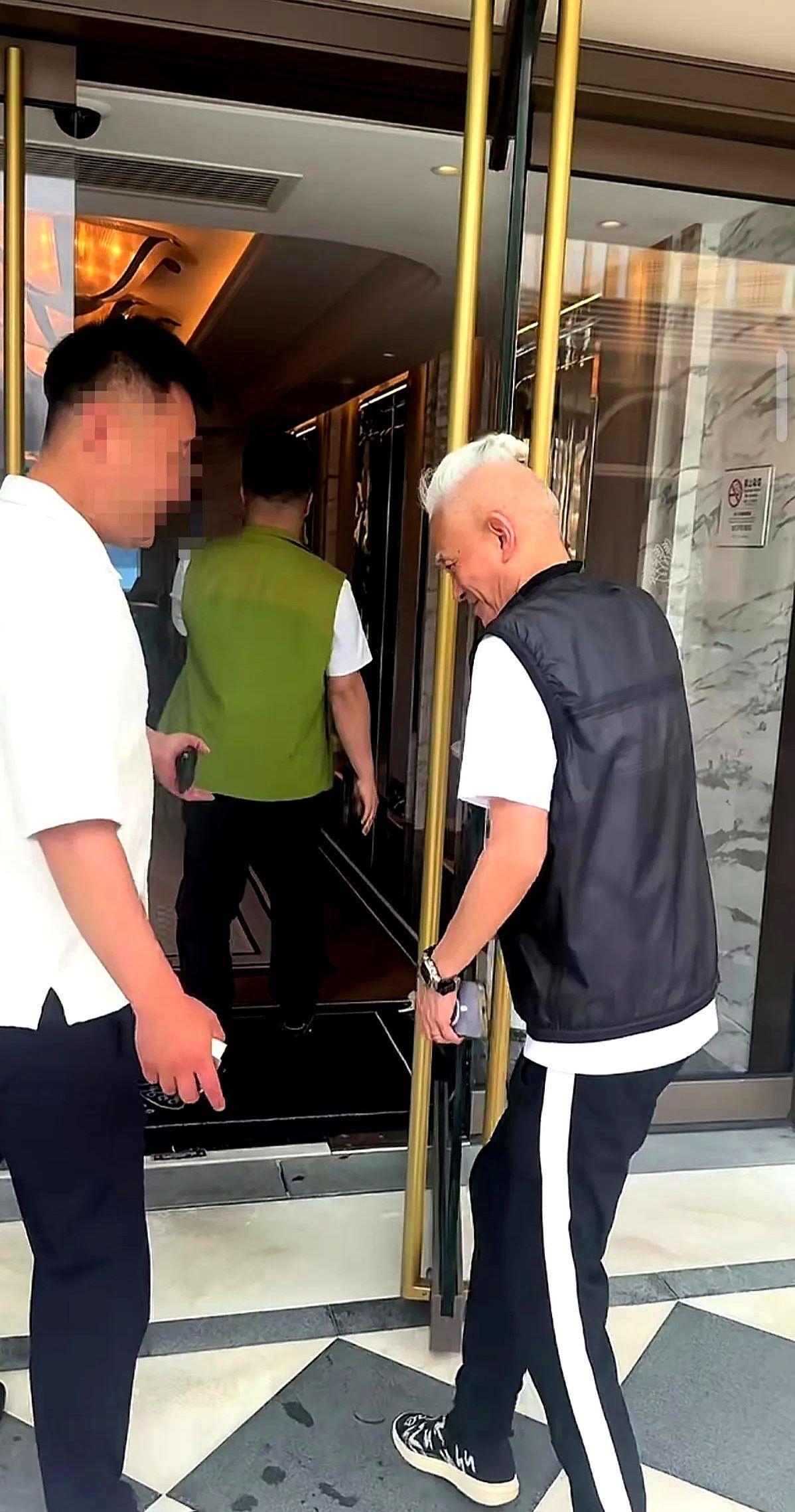 澳门代驾老哥“白毛”有人认识吗？

今天老白笑的特别开心，应该是接了一个大户，又