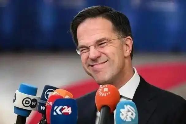 跪舔还是履职？
吕特赴美狂夸特朗普，欧洲政坛骂声一片。
 
北约秘书长吕特赴美受