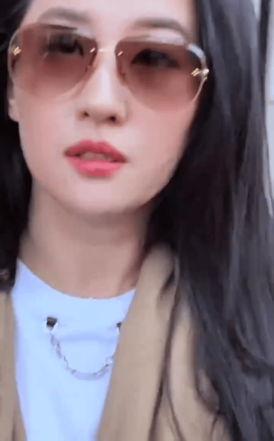 刘亦菲这是角度问题吗？发量有点堪忧要出现tu头问题了 