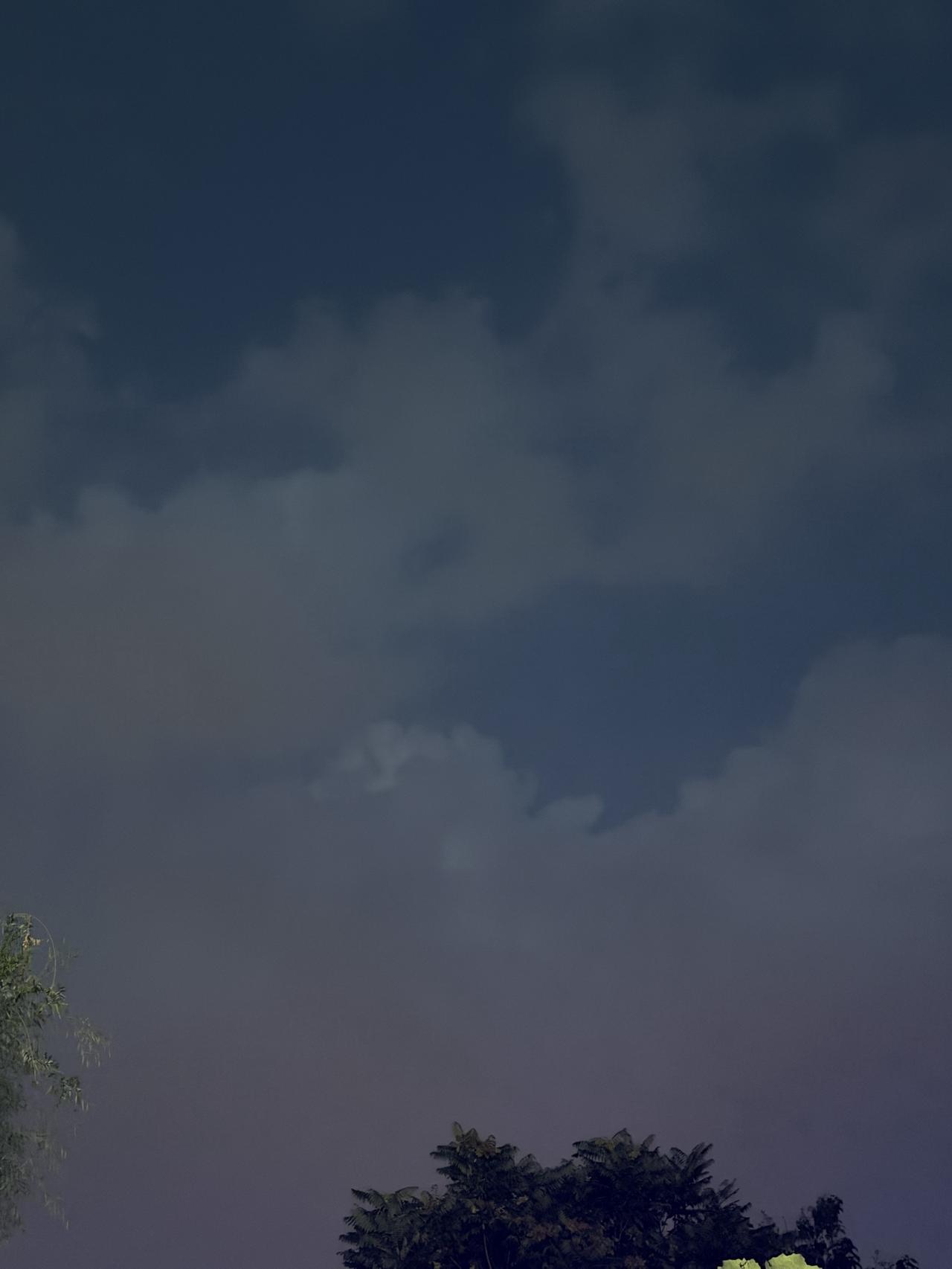 阴云密布的天空，静谧而神秘，仿佛暴风雨前的宁静。天空治‬愈系 晨起时的天空 天空