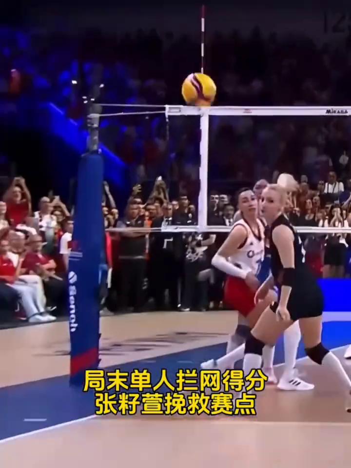小妹妹张籽萱压力太大了，比赛中都直接哭了。队长龚翔宇上前拍肩安慰，局末单人拦网得