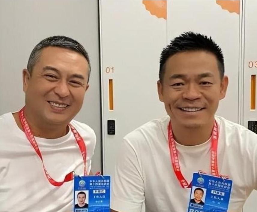 “浩子，你现在混得不怎么样啊！
” 张嘉益一句直戳心窝的真话，孙浩当场掀桌！
“