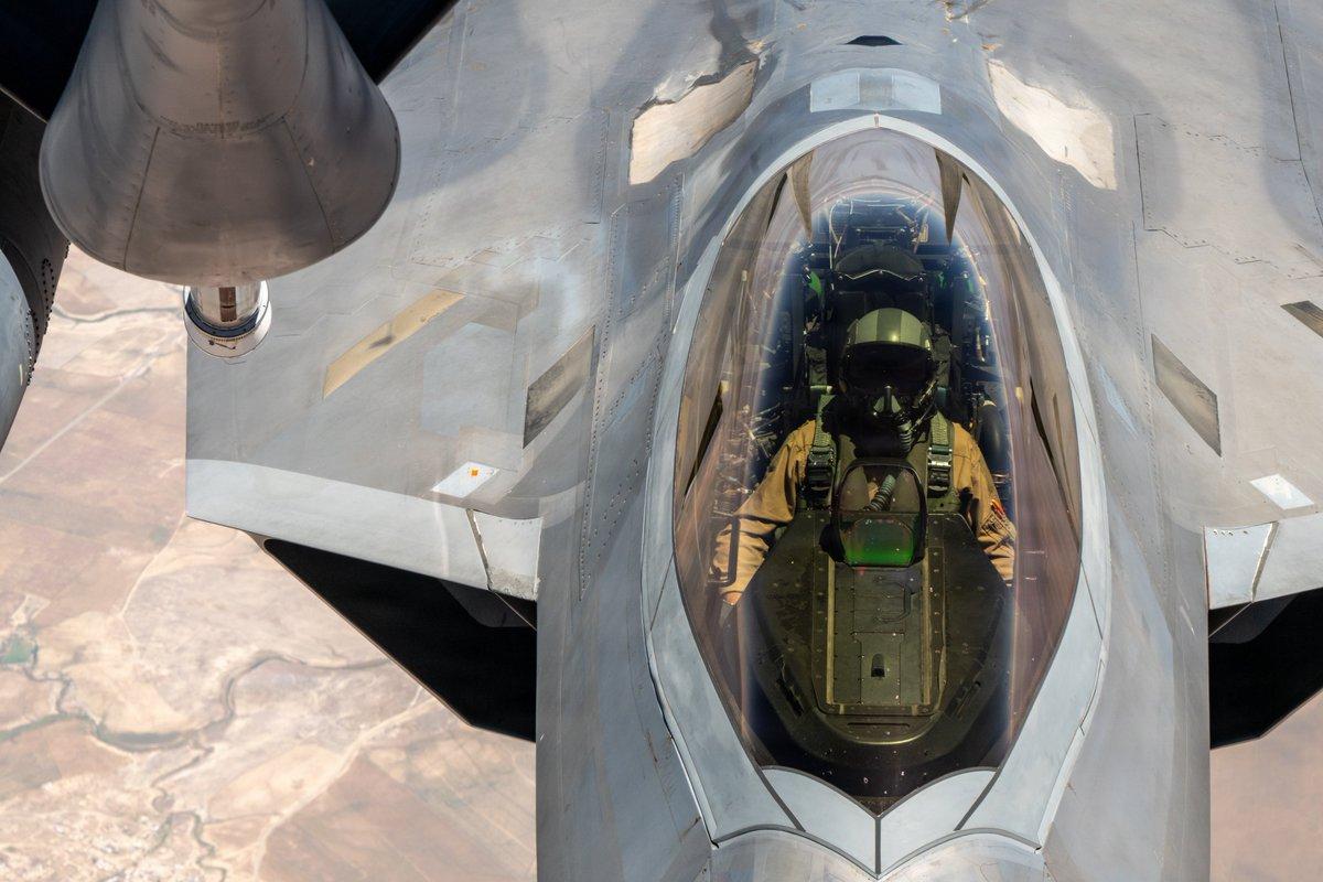 中东空域实拍：美军 F-22 隐身战机进行空中加油作业，画面由美军中央司令部记录