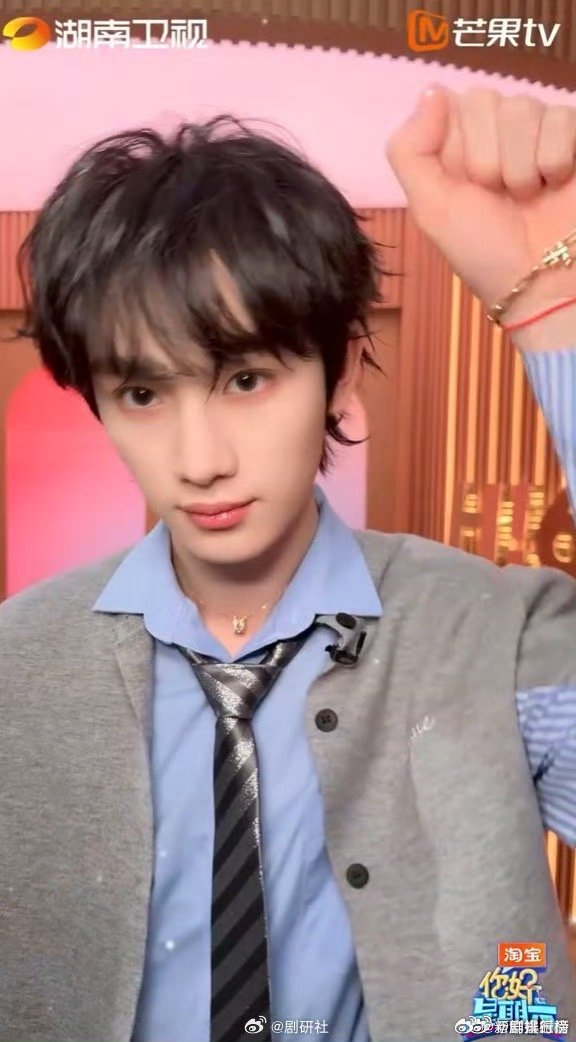 杨迪变出一只猫咪丁程鑫丁程鑫猫塑你好星期六真的被杨迪的魔术惊喜到，全程表演流畅不