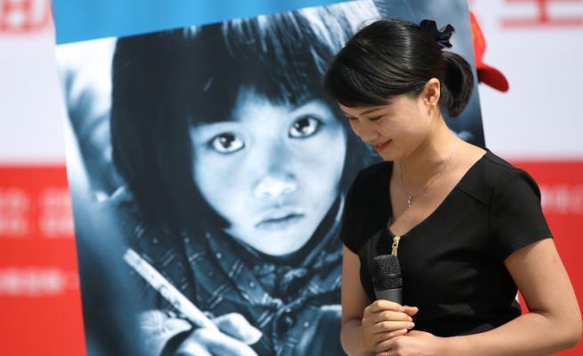 安徽省金寨县曾经有一个女孩，童年过得极其艰难，后来靠着社会的帮助改变了命运，这个