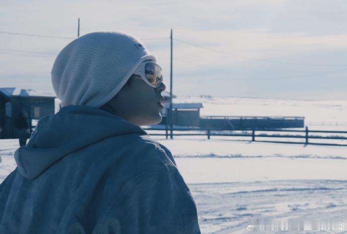 张真源晒俄罗斯风景照张真源分享俄罗斯雪景 张真源的俄罗斯雪地夕阳照，冷帽造型很有