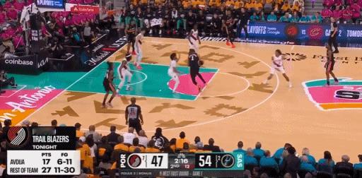 能里能外！文班亚马这点开拓者真拦不住！
在今天NBA季后赛马刺对阵开拓者的第二节