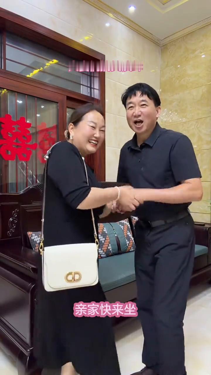 快来坐，这水解渴，这么热的天气。我是坐我女婿的轿车来的，车里有着空调。