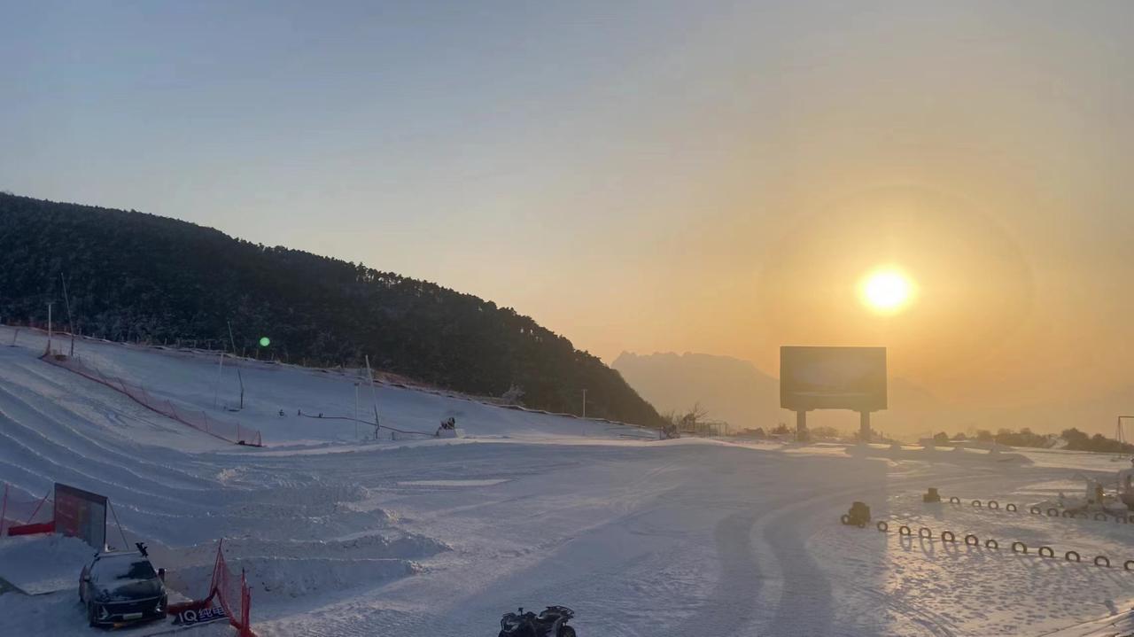 冬日的清晨，沐浴着朝阳，欣赏着雪景，感受远离城市的喧闹，感受来自自然的宁静。
