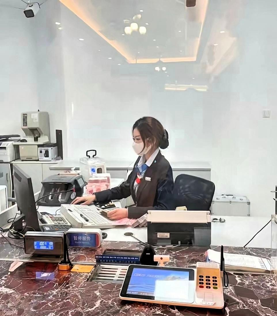 我哥嫂在银行上班，
​经常在家族群提醒群里亲戚，
​只要去银行不管存10万还是存